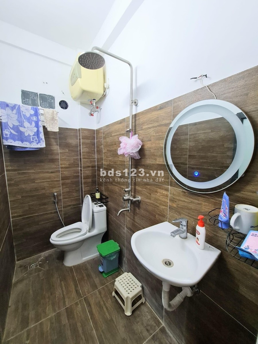 Cần bán nhà gấp khu vực trung tâm nhà mới koong thiết kế đẹp 4 tầng, liên hệ 0968588737