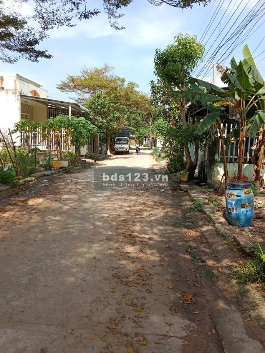 Tôi về quê sinh sống cần bán lô đất sổ riêng, thổ cư, gần Quốc Lộ 13 liên hệ 0972935963