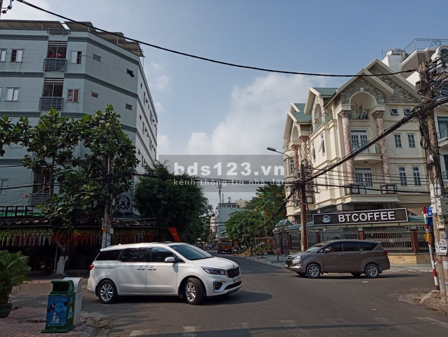 Nhà góc 2 mặt tiền đúc 5 tấm có 46 phòng trọ kinh doanh cà phê diện tích sử dụng 10 x 20