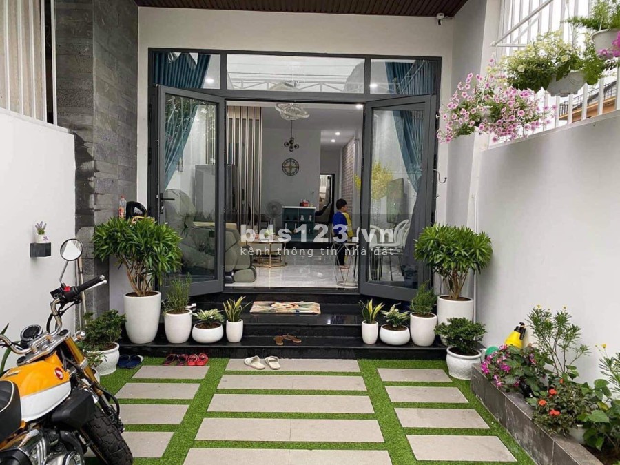 Bán nhanh mặt tiền đường Tùng Thiện Vương dọn vào ở ngay liên hệ 0776167402