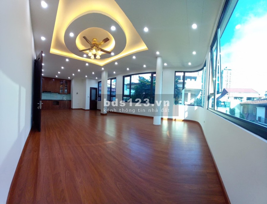 Chính chủ bán nhà phố Vũ Ngọc Phan, Quận Đống Đa, thang máy, ô tô vào nhà, giá 13,5 tỷ, dt 50m2