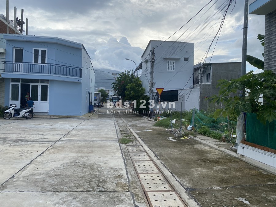 Bán đất khu tái định cư Hòn Rớ 2 phía sông mát mẻ cả ngày lh 0907901572 vị trí đắc địa