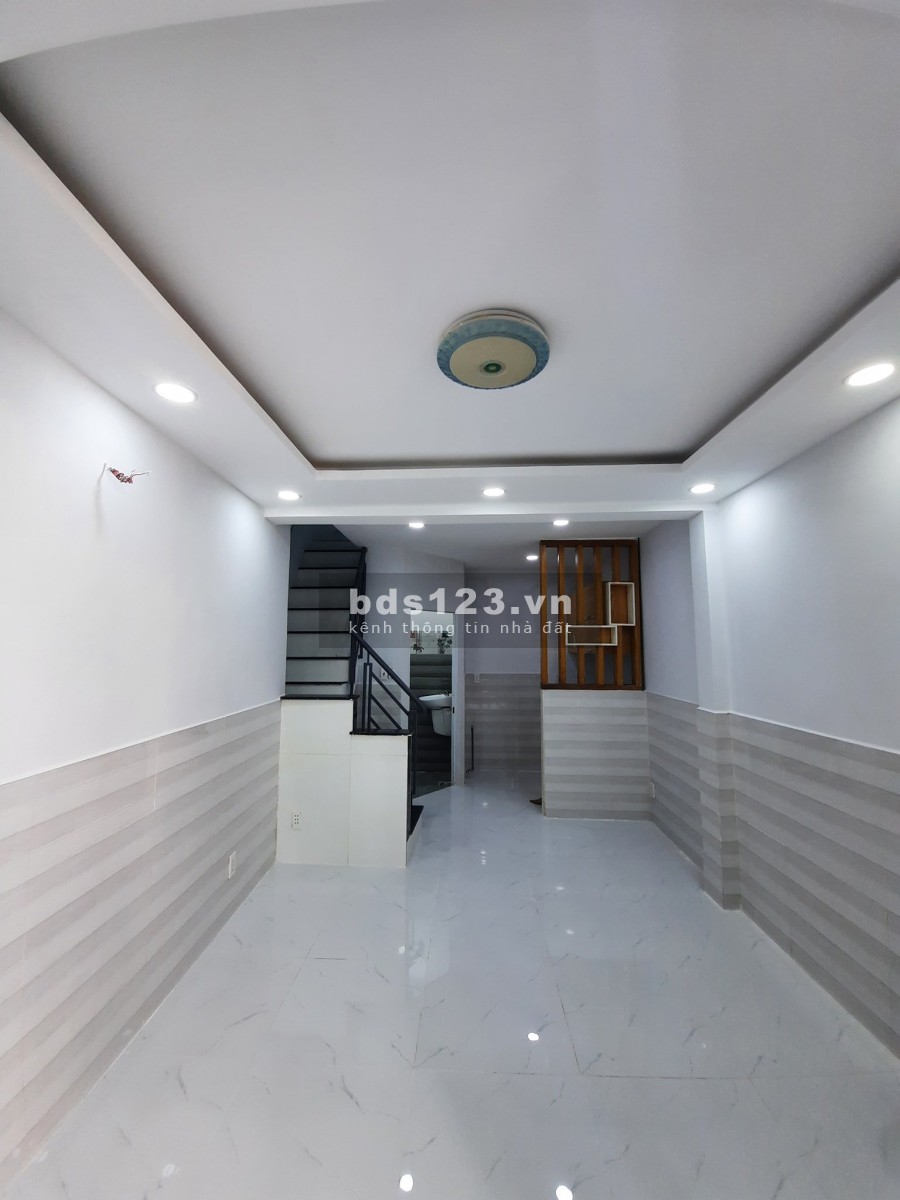 Bán nhà Lạc Long Quân diện tích sử dụng 26m2, nhà đẹp rộng, 3 tầng nở hậu, giá chốt 2tỷ6