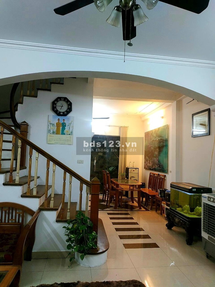 Nhà nguyên căn cần bán tại Giang Biên, Long Biên, dtsd 63m2, 4 tầng, nhỉnh 3 tỷ, lh 0911910586
