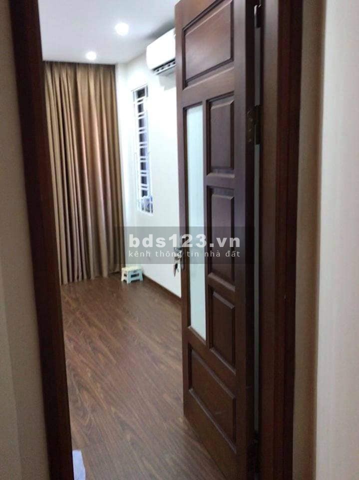 Bán gấp nhà Bồ Đề 31m2, xây 5 tầng mặt tiền rộng 5m50 Giá có 2 tỷ 8