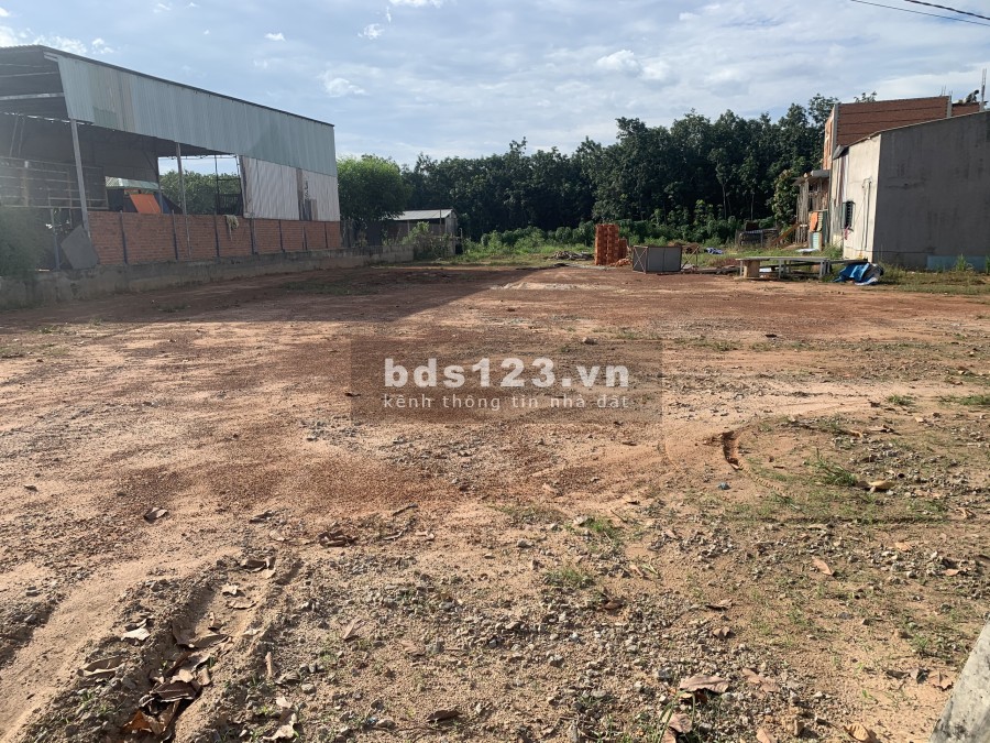 Đất của gia đình chính chủ cần bán giá 12.7 triệu/m2 pháp lý chuẩn, vị trí đẹp, xe vào tận đất