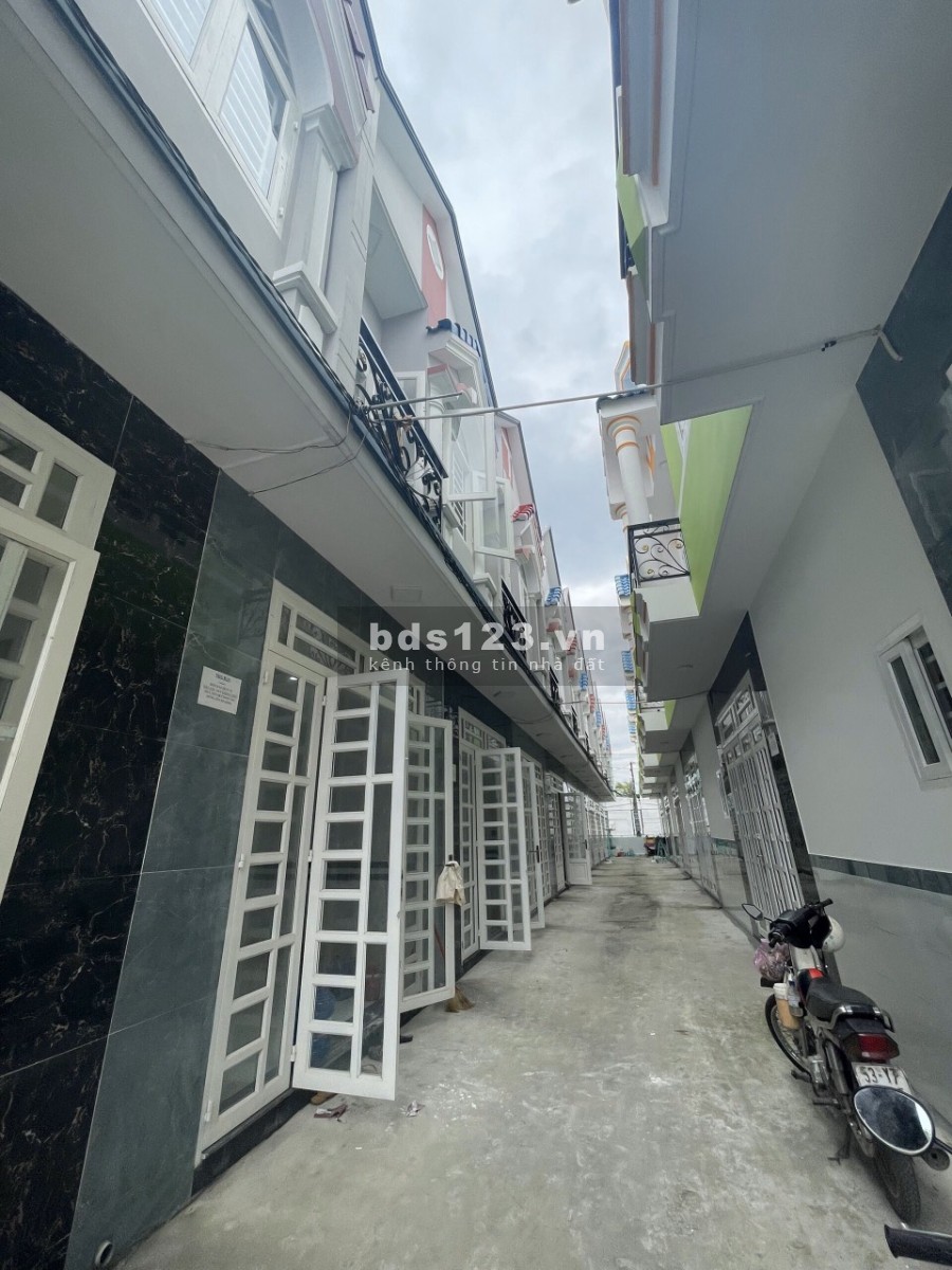 Vợ chồng về quê bán nhà 1 trệt 1 lầu 490 triệu, thương lượng công chứng trong ngày