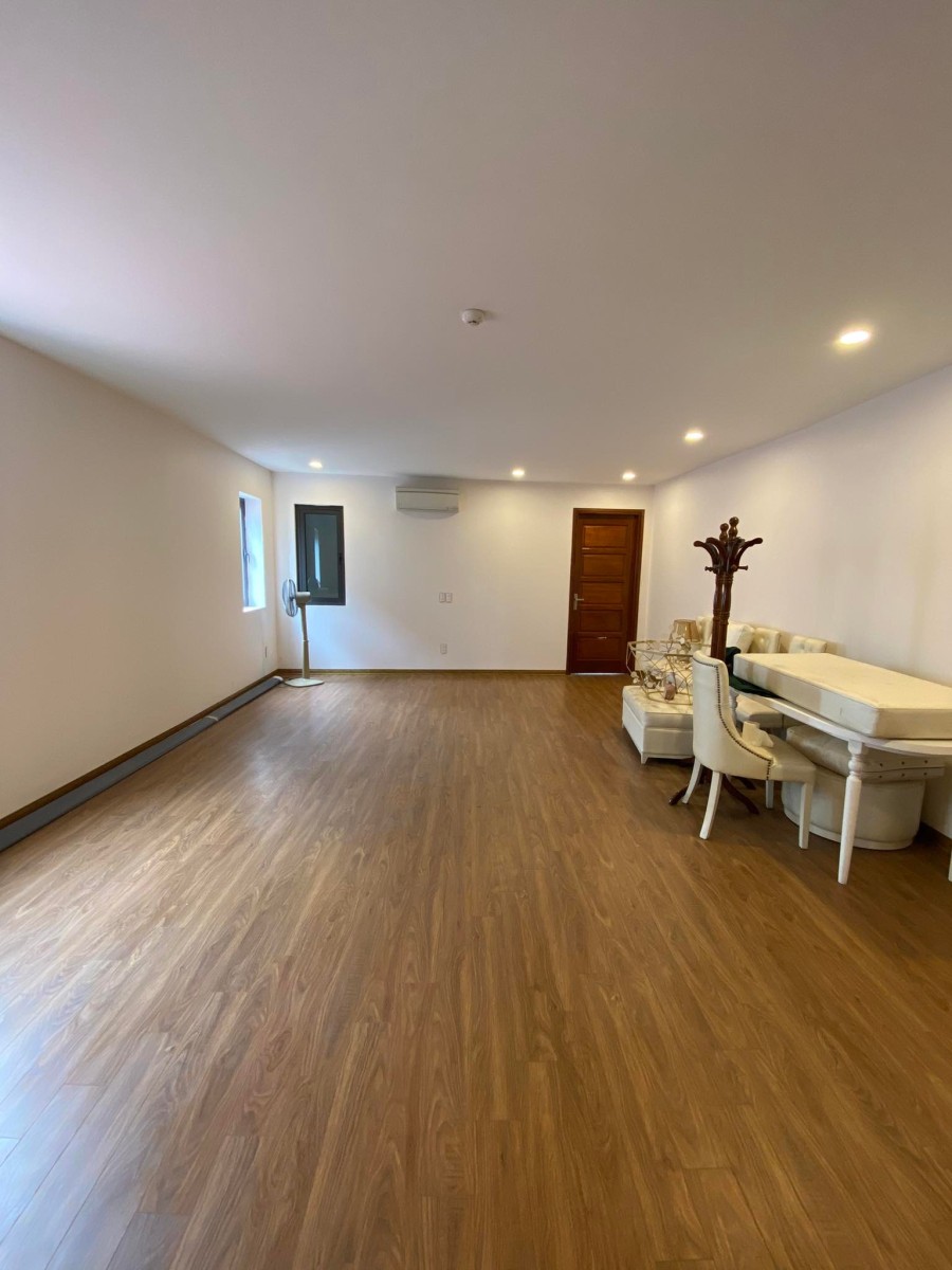 Cho thuê nhà mặt phố 100m2 x 6tầng, có thang máy, vị trí trung tâm, sầm uất. Liên Hệ: 0868.938.911