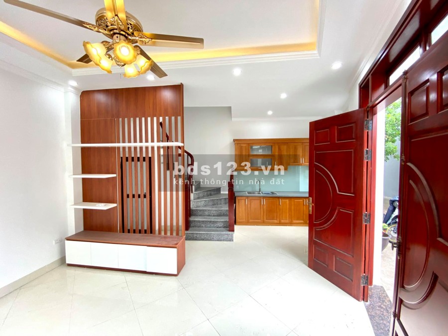 Hàng hiếm lô góc ô tô đỗ cửa Bát Khối, Long Biên, dt 33m2 5 tầng, mt 8, nhỉnh 2 tỷ lh 0911910586