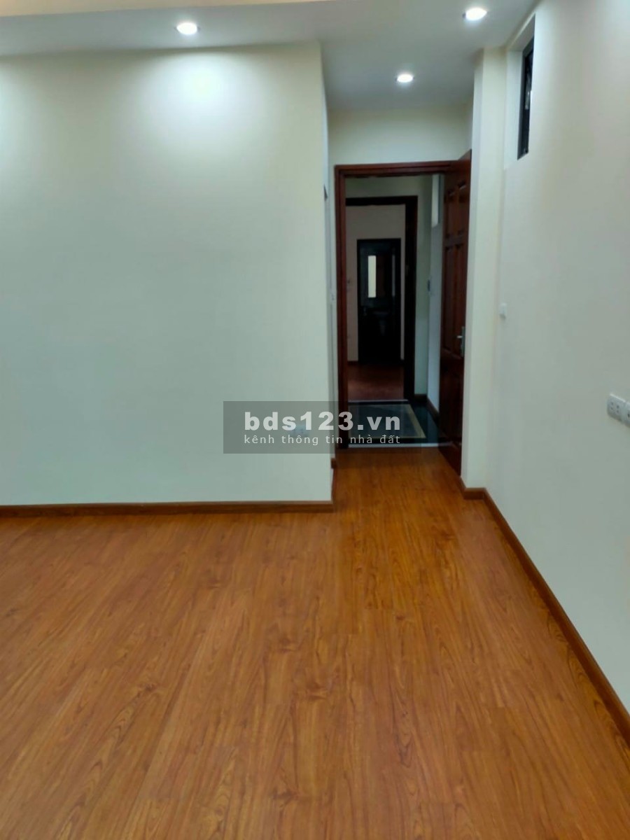 Bán gấp nhà Mỹ Đình, lô góc nhà đẹp sang trọng, gần phố đúc 5 tầng thoáng, sổ đỏ vuông vắn