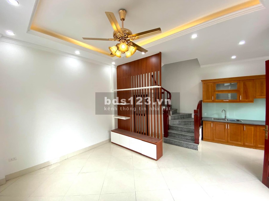 Hàng hiếm lô góc ô tô đỗ cửa Bát Khối, Long Biên, dt 33m2 5 tầng, mt 8, nhỉnh 2 tỷ lh 0911910586