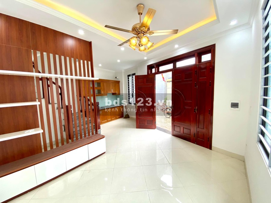 Hàng hiếm lô góc ô tô đỗ cửa Bát Khối, Long Biên, dt 33m2 5 tầng, mt 8, nhỉnh 2 tỷ lh 0911910586