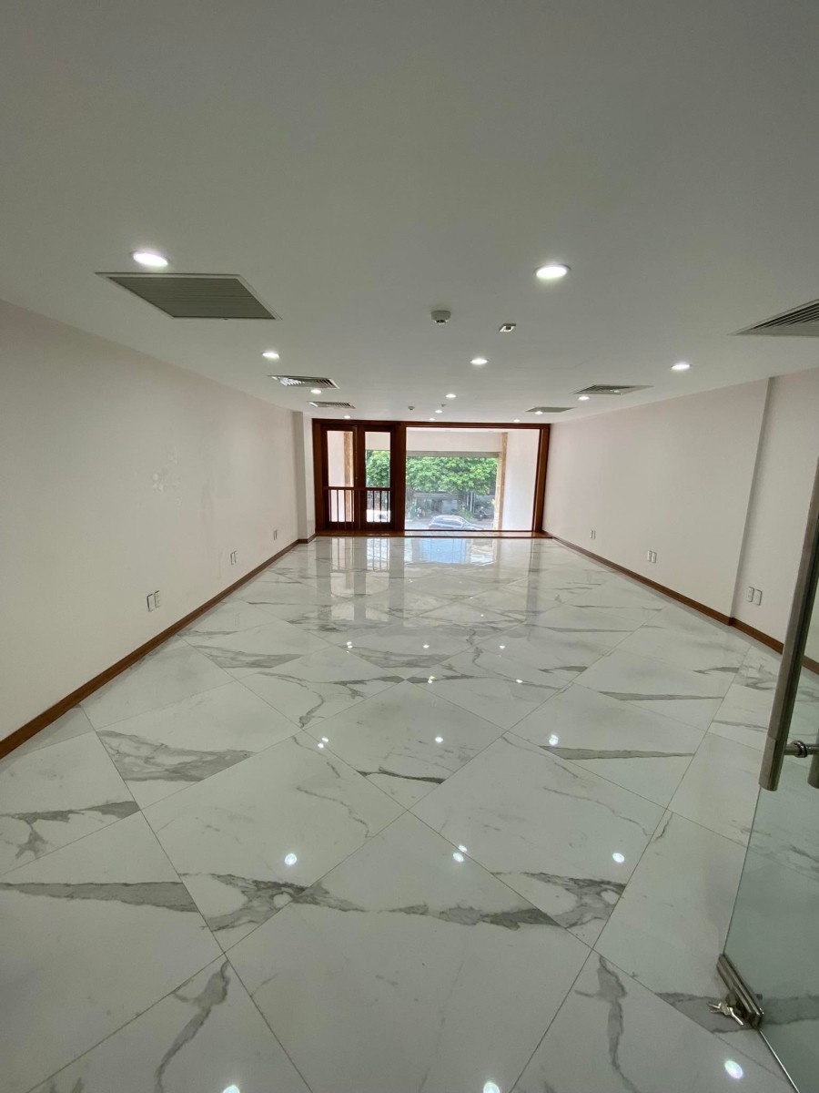 Cho thuê nhà mặt phố 100m2 x 6tầng, có thang máy, vị trí trung tâm, sầm uất. Liên Hệ: 0868.938.911