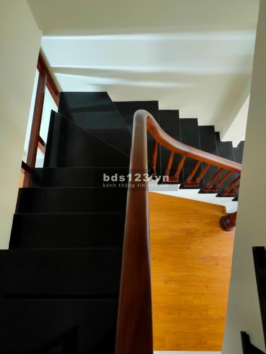 Bán gấp nhà Mỹ Đình, lô góc nhà đẹp sang trọng, gần phố đúc 5 tầng thoáng, sổ đỏ vuông vắn