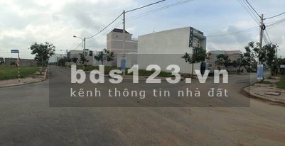 Cần bán gấp lô đất có sẵn sổ mặt tiền 20m, cạnh trường học quận 9, kinh doanh rất tốt.