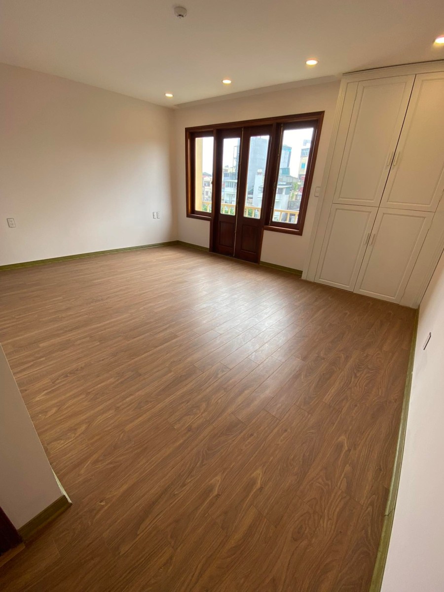 Cho thuê nhà mặt phố 100m2 x 6tầng, có thang máy, vị trí trung tâm, sầm uất. Liên Hệ: 0868.938.911