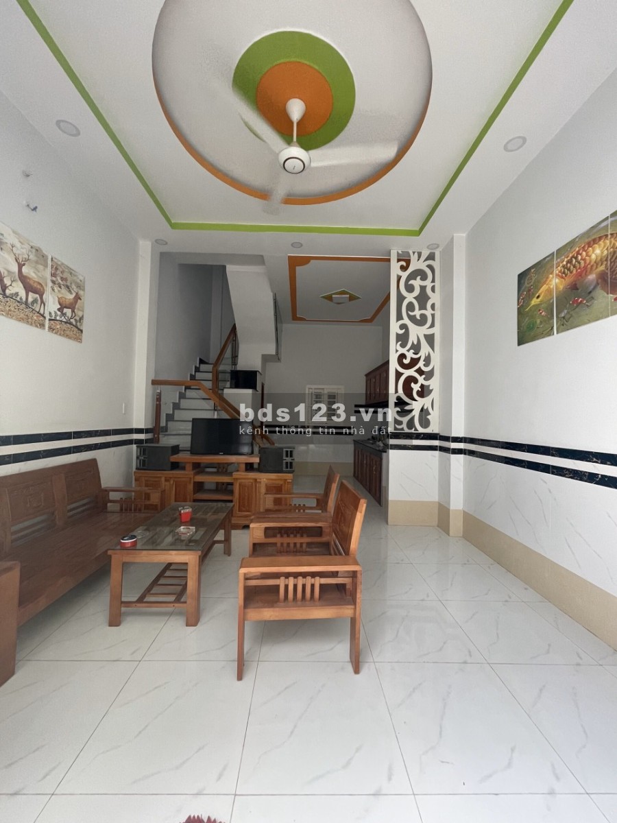 Vợ chồng về quê bán nhà 1 trệt 1 lầu 490 triệu, thương lượng công chứng trong ngày