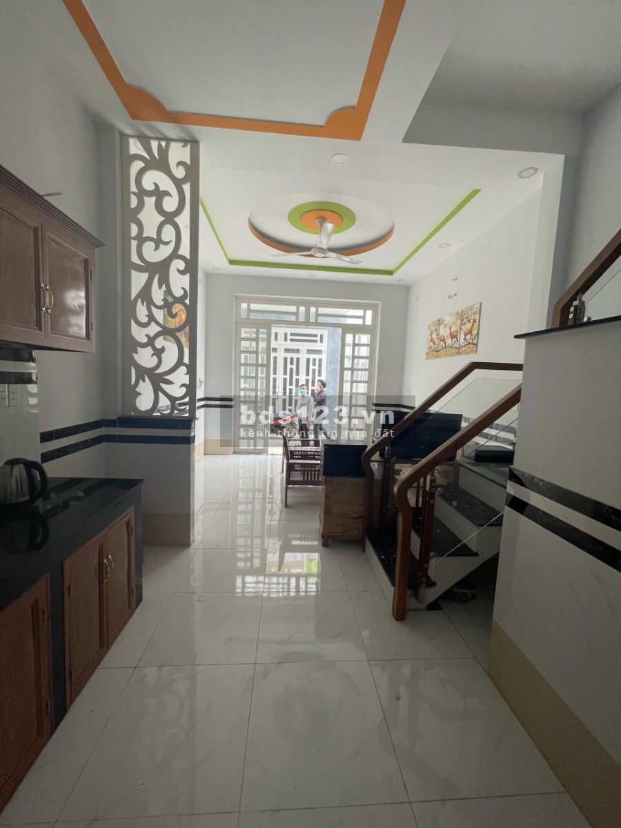 Vợ chồng về quê bán nhà 1 trệt 1 lầu 490 triệu, thương lượng công chứng trong ngày