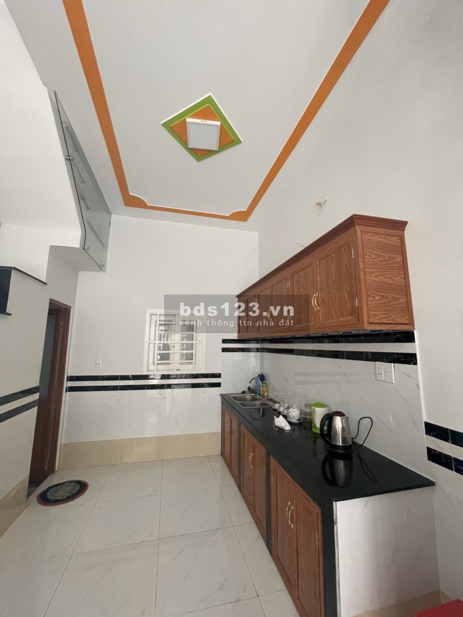 Vợ chồng về quê bán nhà 1 trệt 1 lầu 490 triệu, thương lượng công chứng trong ngày