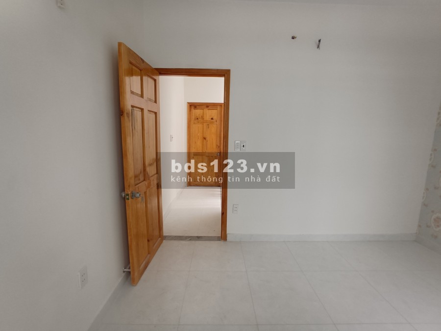 Vợ chồng về quê bán nhà 1 trệt 1 lầu 490 triệu, thương lượng công chứng trong ngày