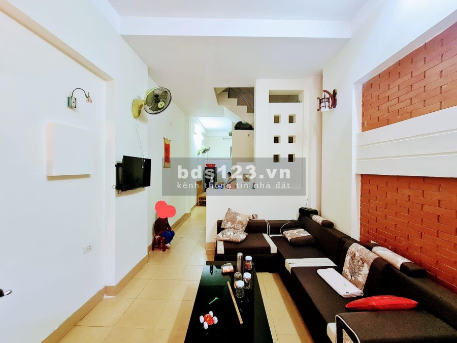 Cần bán nhà chính chủ khu vực Định Công, dtsd 41m2, hai mặt thoáng, gần đường ô tô