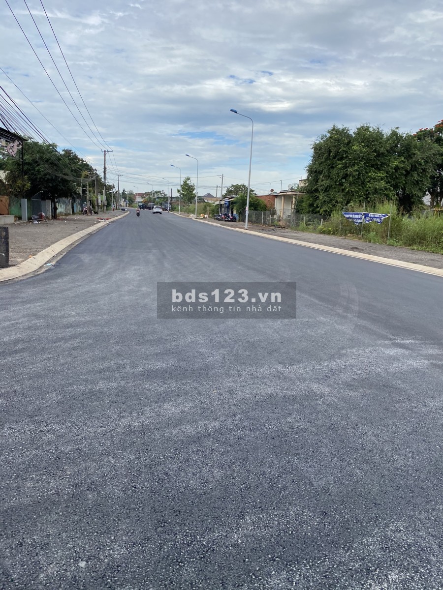 Đang cần bán lô đất Thành phố Long khánh ngay ngã ba Tân Phong sổ hồng thổ cư riêng