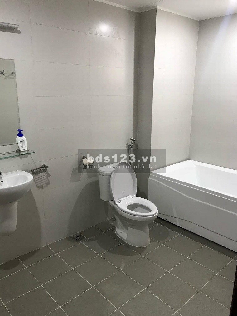 Bán nhà đường 28 Xuân La, ở sướng, dtsd 47m2, 4 tầng, mặt tiền 4.6m, giá 6 tỷ hơn