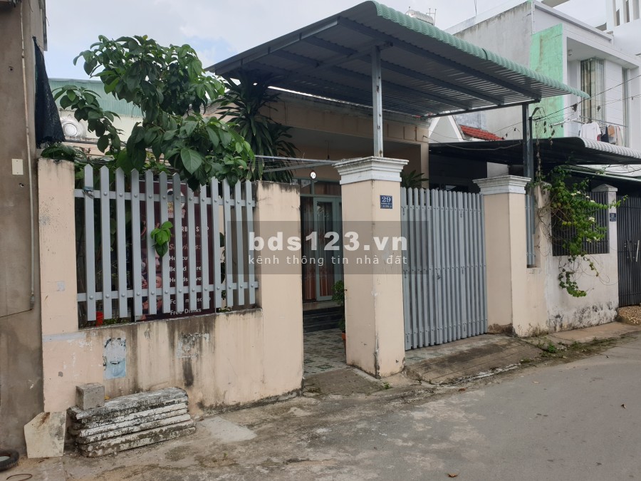 Cần bán gấp nhà mặt tiền 141 m2 hướng Đông Quận 9, SHR, 3PN, 2WC, sân đậu xe hơi