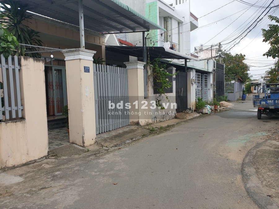 Cần bán gấp nhà mặt tiền 141 m2 hướng Đông Quận 9, SHR, 3PN, 2WC, sân đậu xe hơi