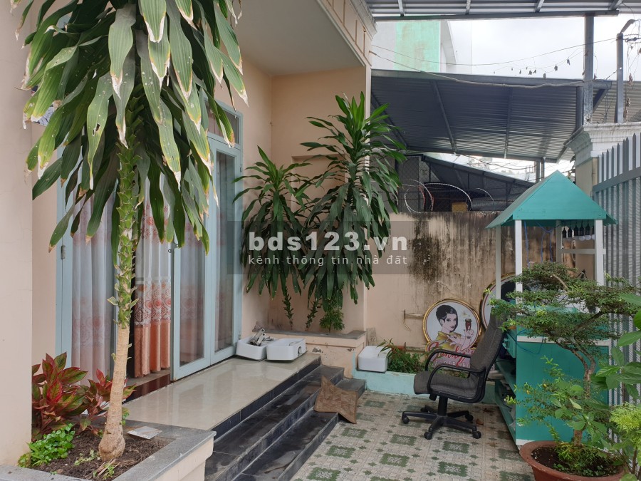 Cần bán gấp nhà mặt tiền 141 m2 hướng Đông Quận 9, SHR, 3PN, 2WC, sân đậu xe hơi