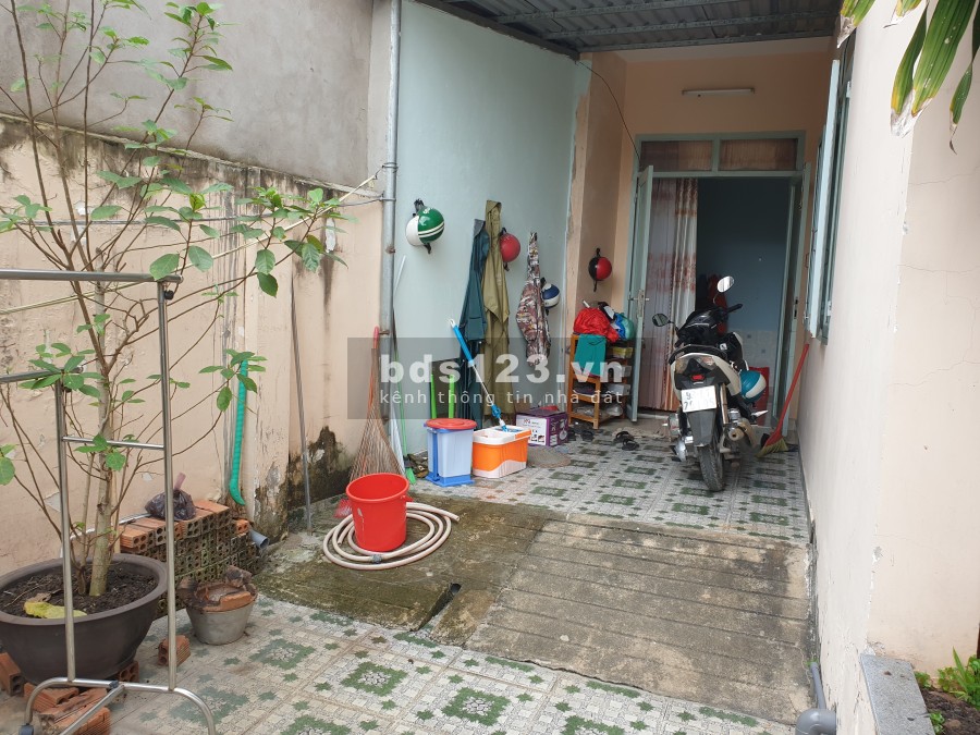 Cần bán gấp nhà mặt tiền 141 m2 hướng Đông Quận 9, SHR, 3PN, 2WC, sân đậu xe hơi