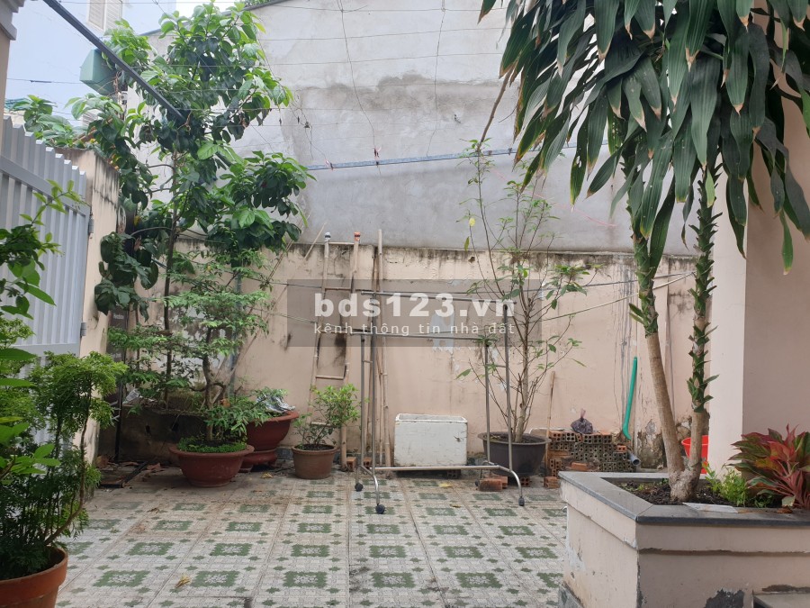 Cần bán gấp nhà mặt tiền 141 m2 hướng Đông Quận 9, SHR, 3PN, 2WC, sân đậu xe hơi
