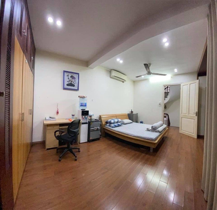 Gia Đình Cần Bán Căn Nhà Phường Ngọc Lâm, ÔTô Đổ Cổng, 40m2, 5 Tầng, MT 3,6m, Nhỉnh 3 Tỷ.