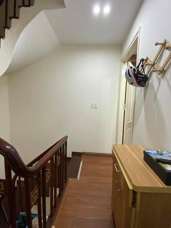 Gia Đình Cần Bán Căn Nhà Phường Ngọc Lâm, ÔTô Đổ Cổng, 40m2, 5 Tầng, MT 3,6m, Nhỉnh 3 Tỷ.