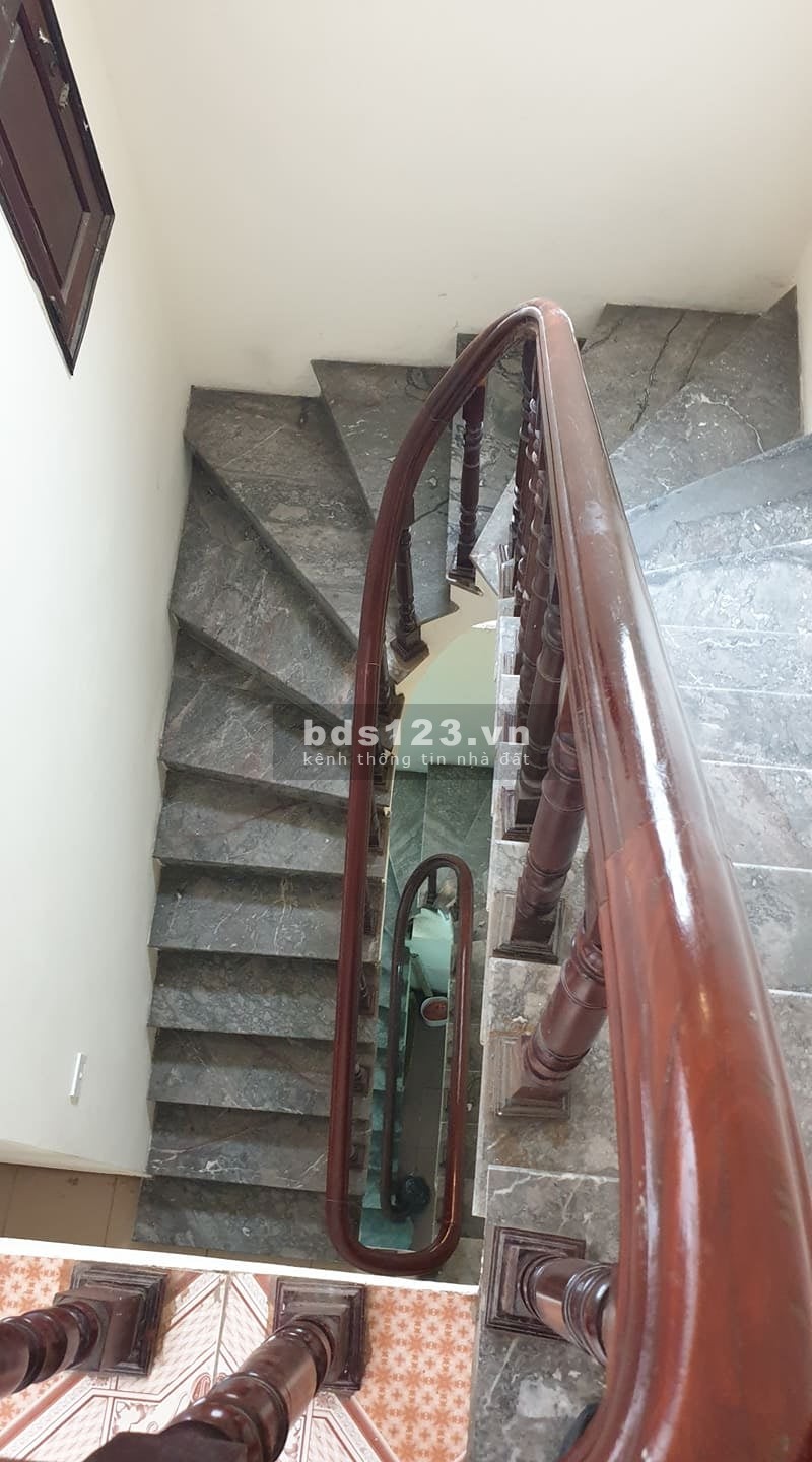 Cần bán gấp nhà nguyên căn chính chủ đúc 3 tầng thông thoáng ở Lĩnh Nam, sổ đỏ chính chủ
