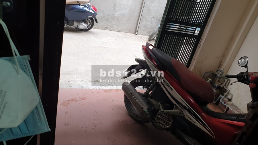 Cần bán gấp nhà nguyên căn chính chủ đúc 3 tầng thông thoáng ở Lĩnh Nam, sổ đỏ chính chủ