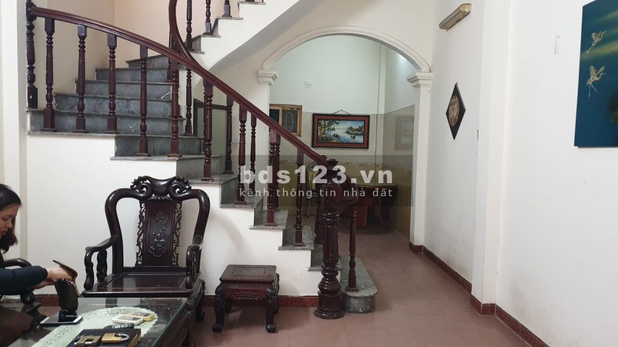 Cần bán gấp nhà nguyên căn chính chủ đúc 3 tầng thông thoáng ở Lĩnh Nam, sổ đỏ chính chủ