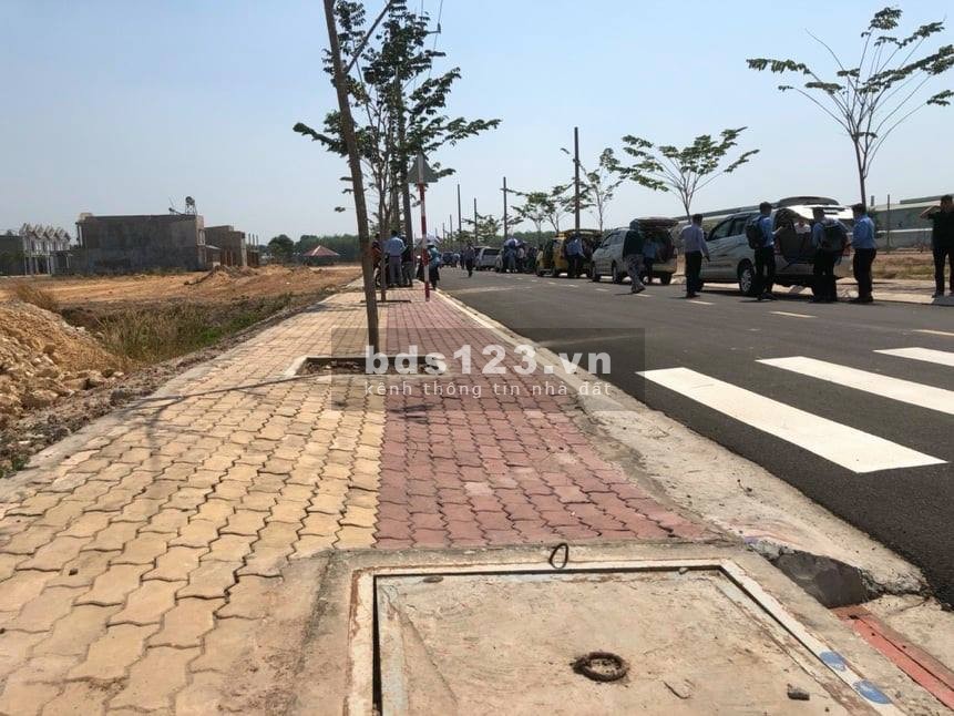 Đất nền đầu tư mặt tiền Quốc Lộ 13 sổ sẵn liên hệ xem đất 0913471805 bàn giao sổ sẵn