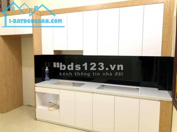 Cần bán gấp nhà ở Láng diện tích 49m cách ngã 6 cầu Giấy 300m giá 5 tỷ