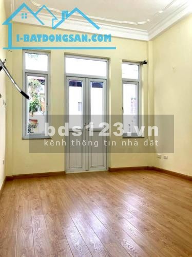 Cần bán gấp nhà ở Láng diện tích 49m cách ngã 6 cầu Giấy 300m giá 5 tỷ