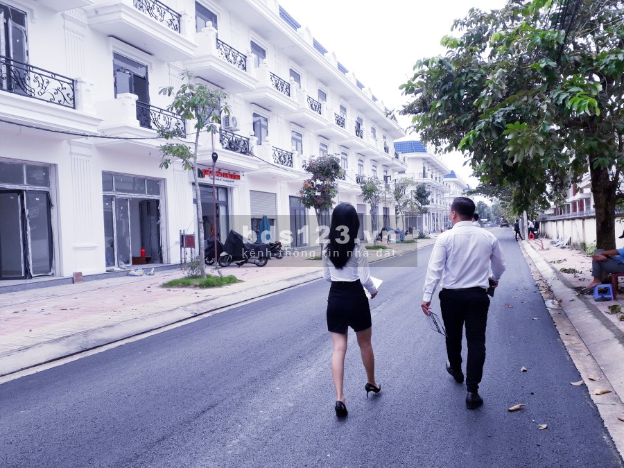 Nhà phố giá rẻ tại thành phố Bến Tre đúc 1 trệt, 2 lầu thoáng, giá 2.4 tỷ/căn, pháp lý chuẩn