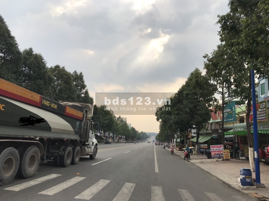 Kẹt bán gấp nhà 1 trệt 3 lầu mặt tiền đường MPTV, đối diện KCN, dân đông kd sầm uất.