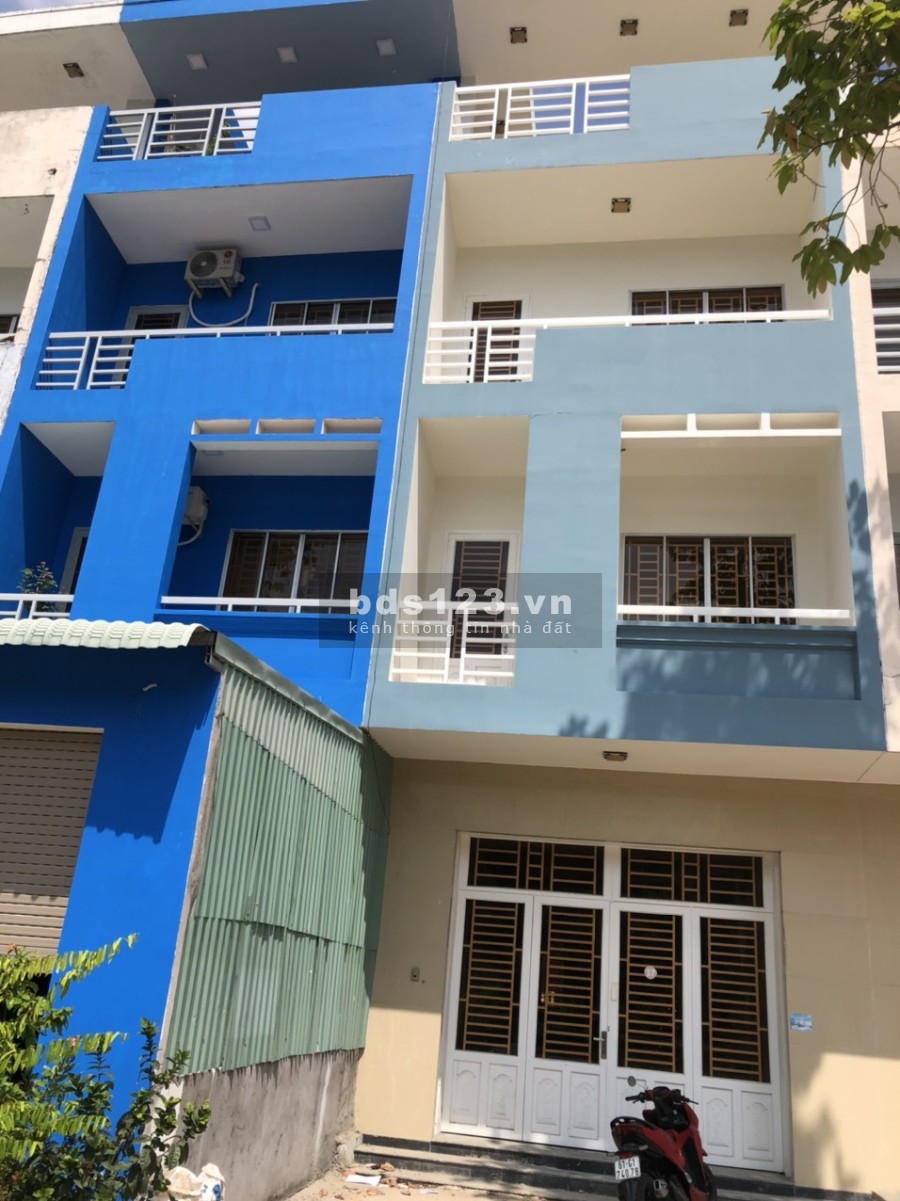 Kẹt bán gấp nhà 1 trệt 3 lầu mặt tiền đường MPTV, đối diện KCN, dân đông kd sầm uất.