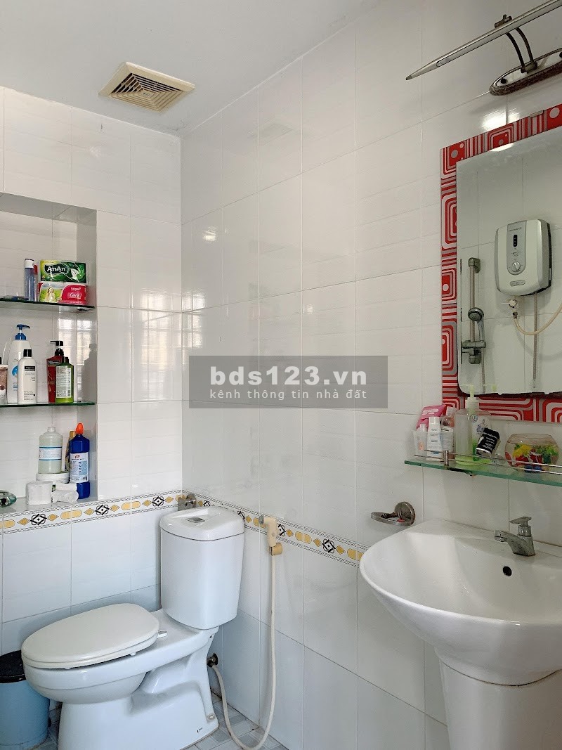 Bán nhà Đường Điện Biên Phủ, Bình Thạnh, Giá Rẻ, dtsd 70m2, 2 Lầu, 2 PN, hẻm xe hơi