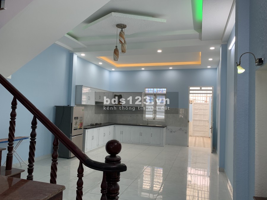 Kẹt bán gấp nhà 1 trệt 3 lầu mặt tiền đường MPTV, đối diện KCN, dân đông kd sầm uất.