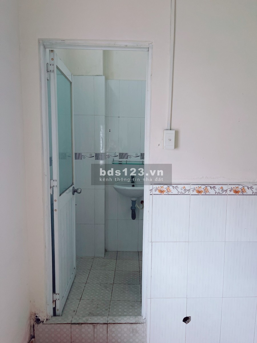 Chính chủ cho thuê phòng 30m2 có nội thất nhà mặt tiền 848 Võ Văn Kiệt P5 Q5