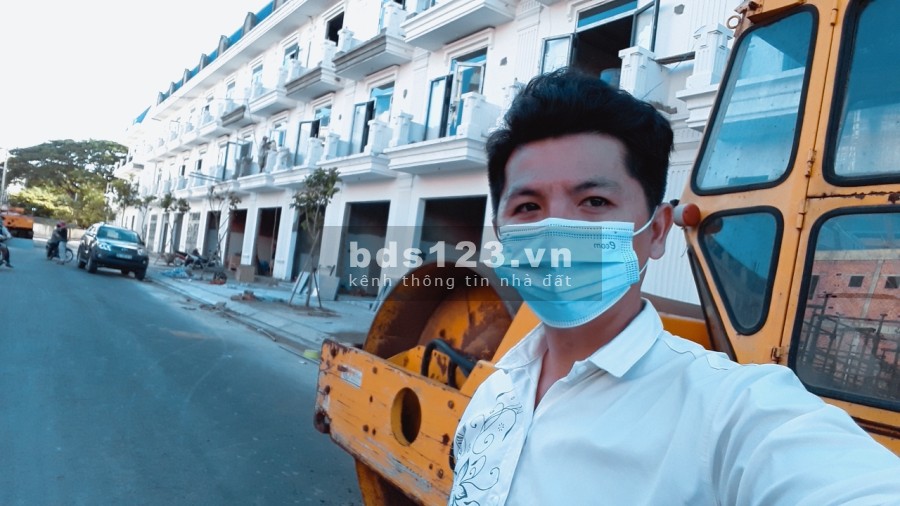 Nhà phố giá rẻ tại thành phố Bến Tre đúc 1 trệt, 2 lầu thoáng, giá 2.4 tỷ/căn, pháp lý chuẩn