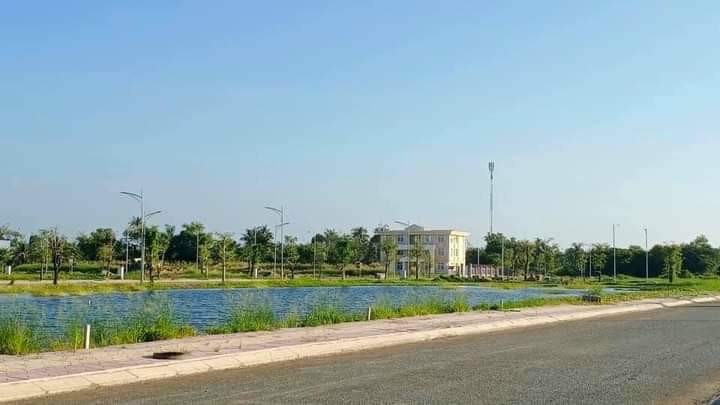 Bán đất nền ngay trung tâm hành chính, có sẵn sổ hồng, liên hệ xem đất lh 0912478817