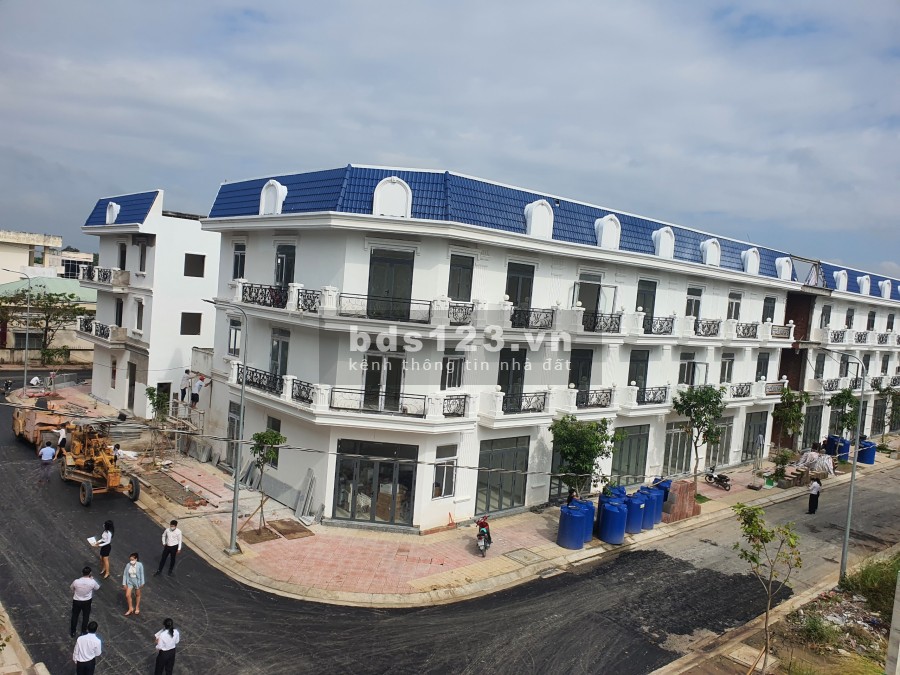 Nhà phố giá rẻ tại thành phố Bến Tre đúc 1 trệt, 2 lầu thoáng, giá 2.4 tỷ/căn, pháp lý chuẩn
