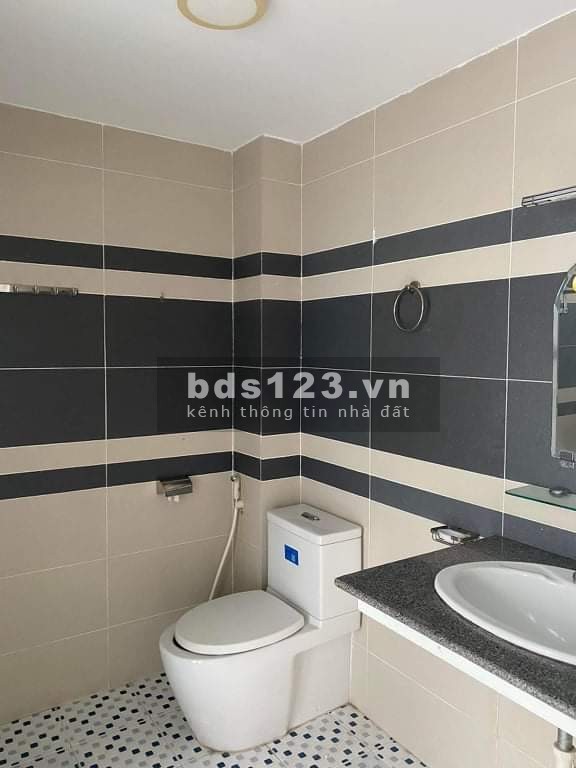 Bán nhà Đường D2 Xe Hơi, Bình Thạnh, Giá rẻ, 70m2, 3 Lầu, 3 Phòng Ngủ